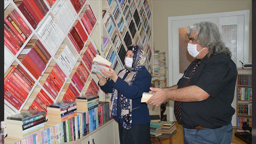 معلمان تركيان يحولان بيتهما لمكتبة تضم 42 ألف كتاب