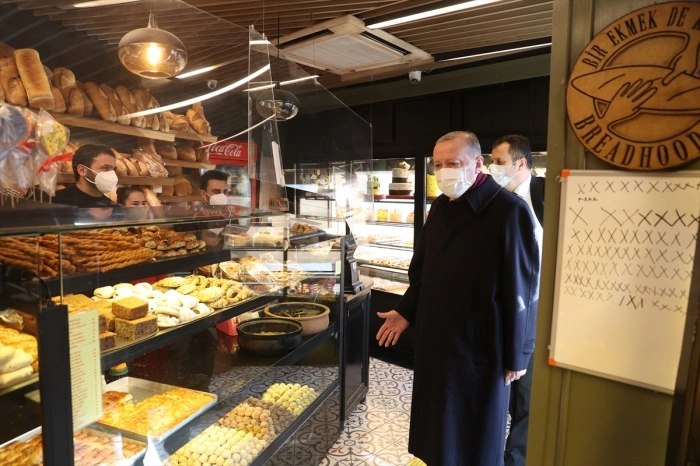 أردوغان يتوقف عند فرن في مدينة إسطنبول لشراء الخبز (صور)