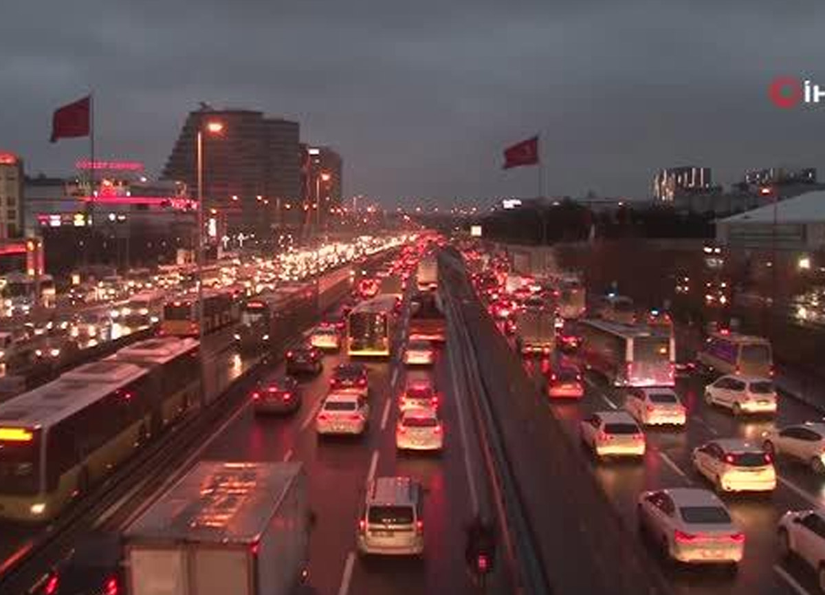 “جنون حركة المرور”.. ازدحام شديد في إسطنبول بعد الخروج من فترة حظر التجول