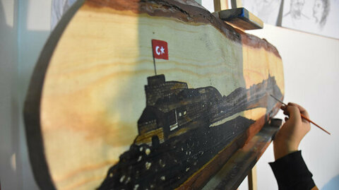 تركيا.. فنانة تجسد التاريخ وشخصياته بالرسم على الخشب