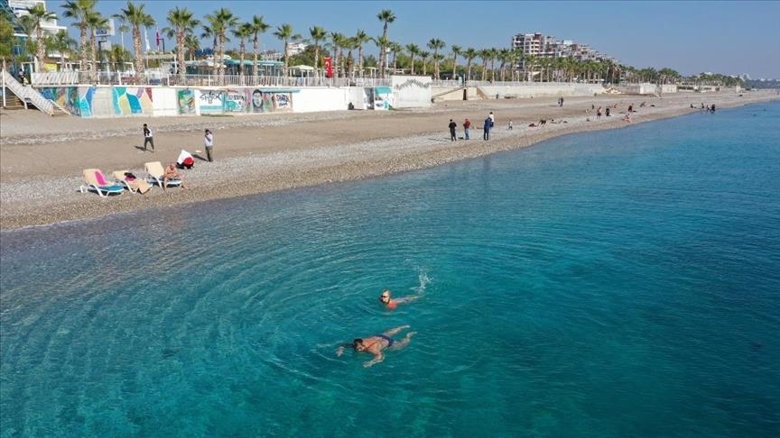السياح الأجانب ينفردون بشواطئ “أنطاليا”