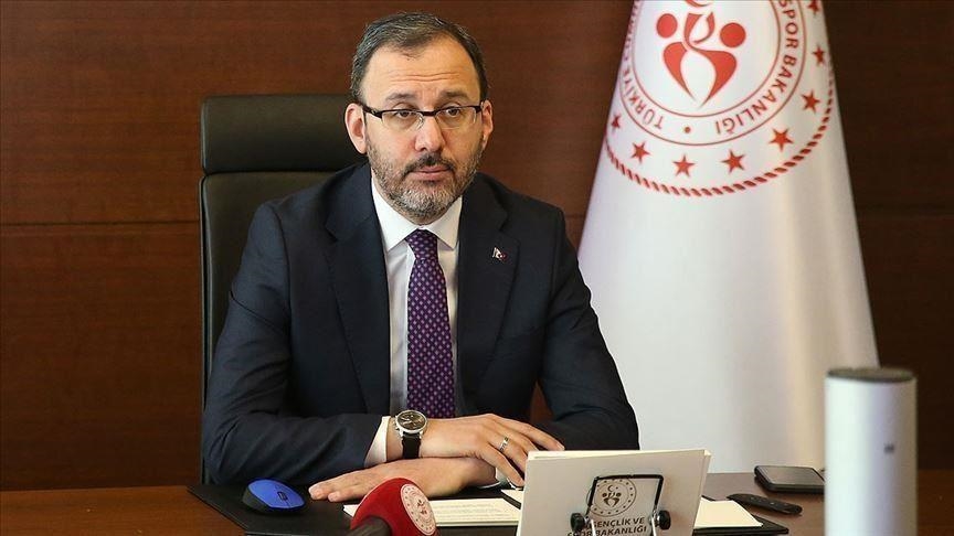 وزير الرياضة التركي يجدد رفضه لعنصرية أحد الحكام ضد “باشاك شهير”