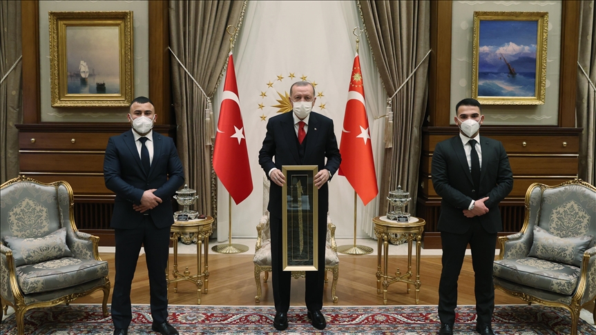 أردوغان يستقبل شابين تركيين أنقذا مصابين في هجوم بالنمسا