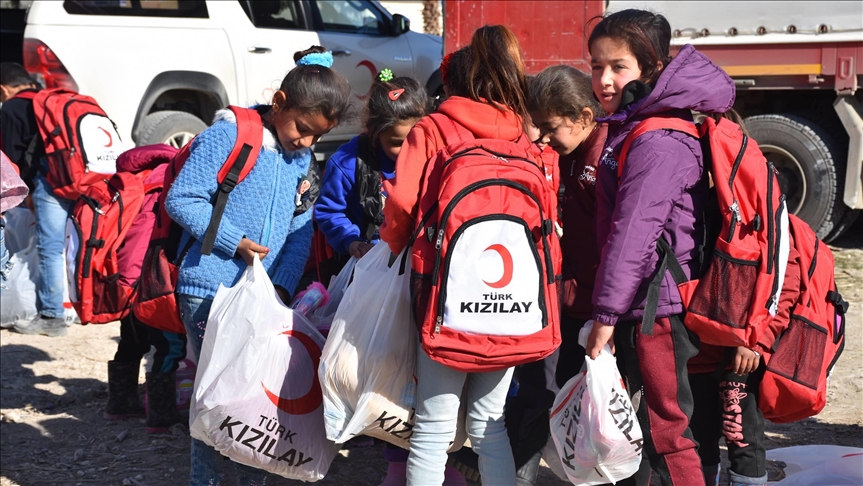 مساعدات إنسانية لطلاب مدرسة في تل أبيض من الهلال الأحمر التركي