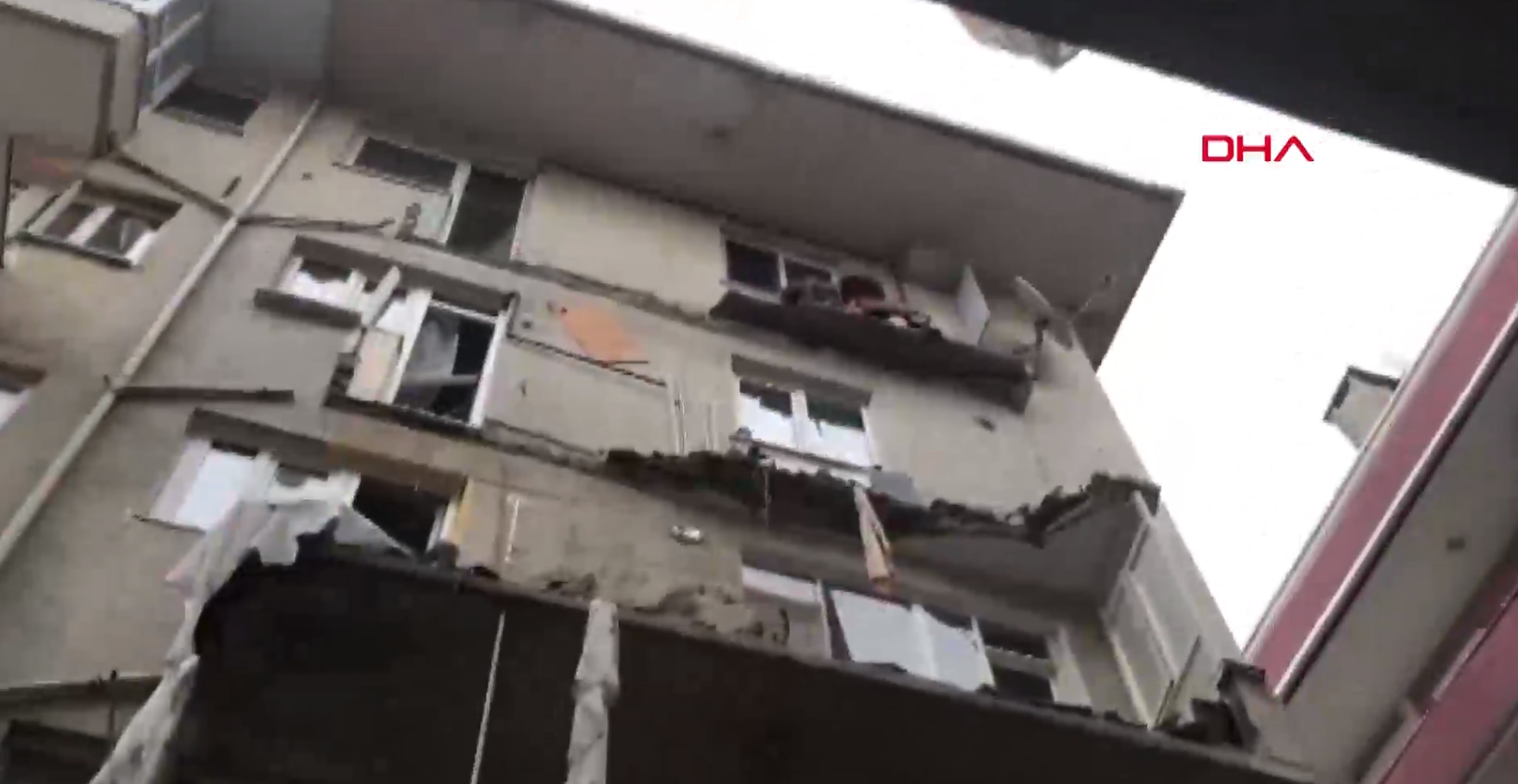 إصابة عاملين بحادث انهيار شرفة في أحد أزقة “أفجلار” بإسطنبول