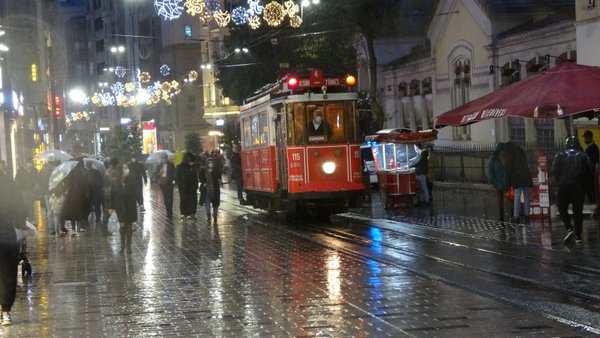 بالصور والفيديو.. الأمطار تهطل على إسطنبول