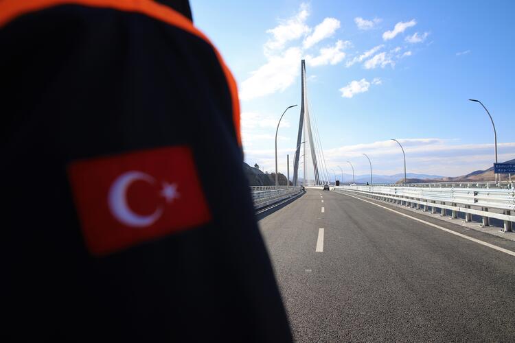 أردوغان يفتتح جسر “كومورهان” رابع أكبر مشروع من نوعه في العالم شرقي تركيا