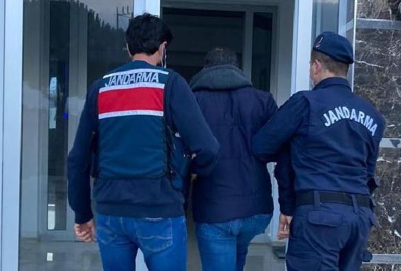 السلطات التركية تعتقل سوريين ينتميان لـ “قسد” في إزمير