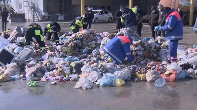 فرق بلدية في إسطنبول تبحث عن ذهب ألقته طفلة تركية وسط القمامة