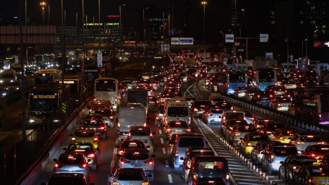 كيف كانت حركة المرور في إسطنبول قبل ساعات من سريان حظر التجول؟!