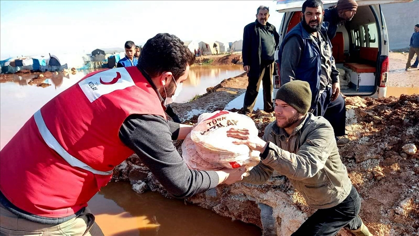 الهلال الأحمر التركي يساعد المتضررين من الأمطار بمخيمات إدلب
