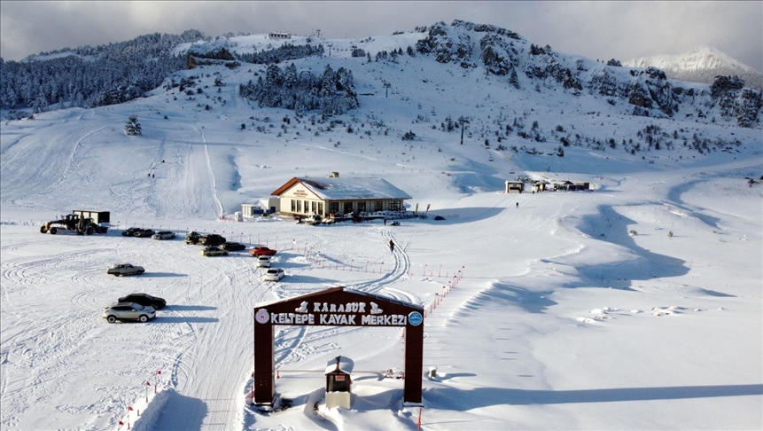 تركيا.. الثلوج المتأخرة تجذب عشاق التزلج إلى مركز “كيل تبة”
