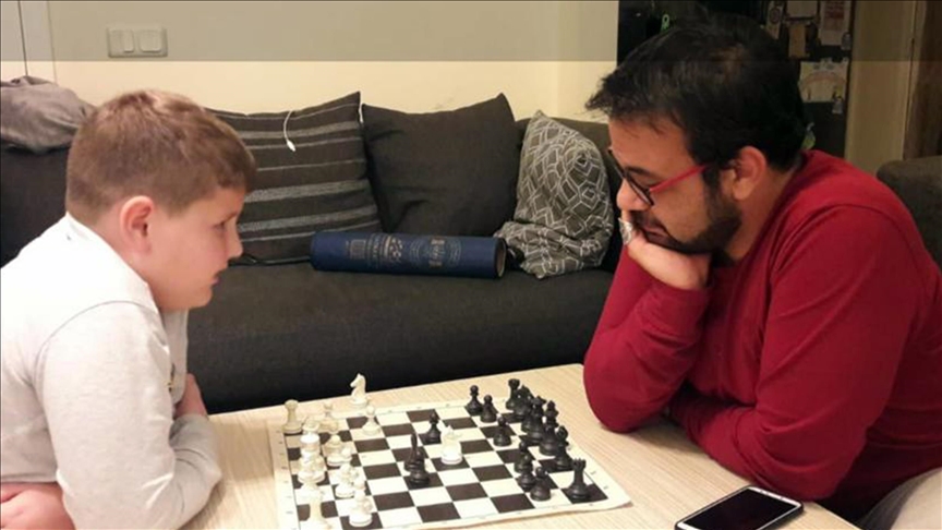 تركيا.. “حملة شطرنج” عائلية أيام حظر التجوال