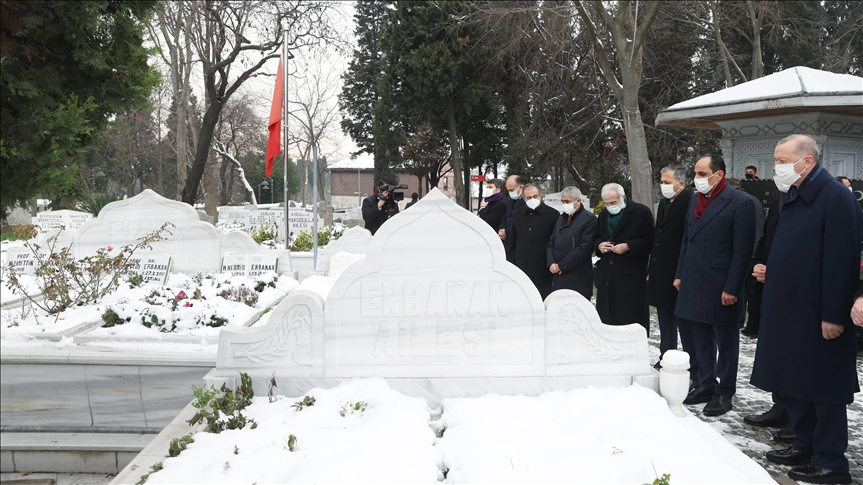 أردوغان يزور قبر “نجم الدين أربكان”