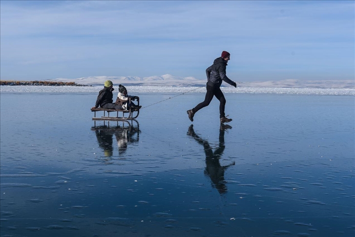 بحيرة “تشلدر”.. وجهة عشاق التزلج على الجليد شرق تركيا