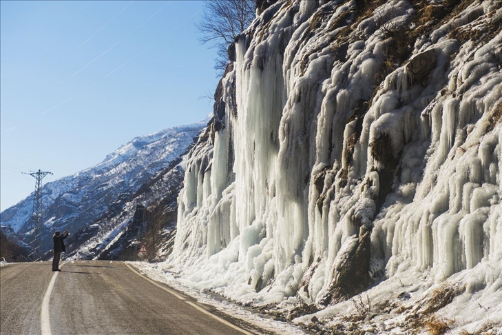 “الصخور الباكية”.. من روائع الشتاء في تركيا