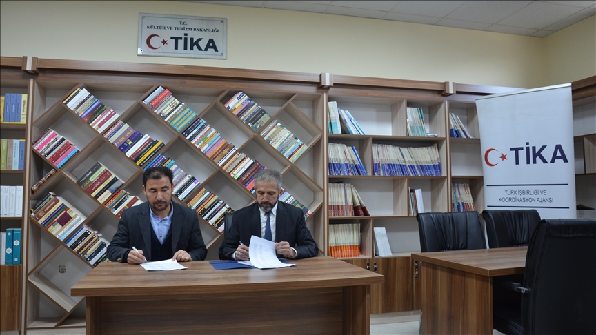 “تيكا” التركية تزود جامعة أفغانية بمئات الكتب