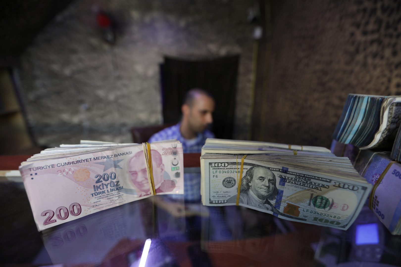سعر صرف الليرة التركية أمام الدولار واليورو