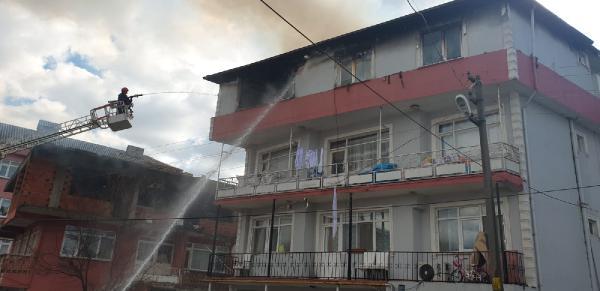 حريق ضخم يلتهم منزل عائلة سورية في ولاية سكاريا