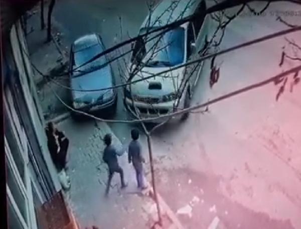 في غازي عنتاب.. تجنبت الصدام مع السيارة الأخرى لكنها أصابت لاجئاً سورياً معاقاً أثناء جلوسه على الرصيف (فيديو)