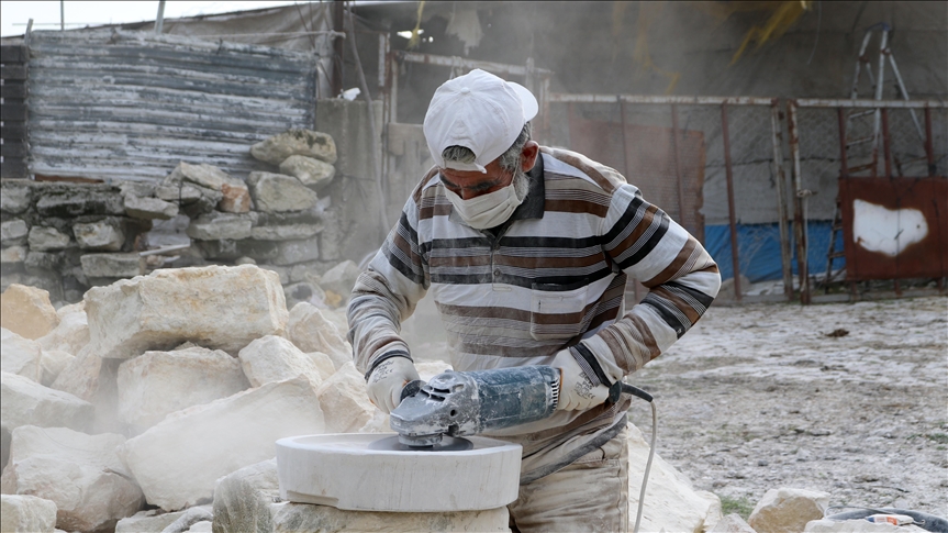 تركيا.. لاجئ سوري يتفنن في تحويل الأحجار إلى أواني طعام