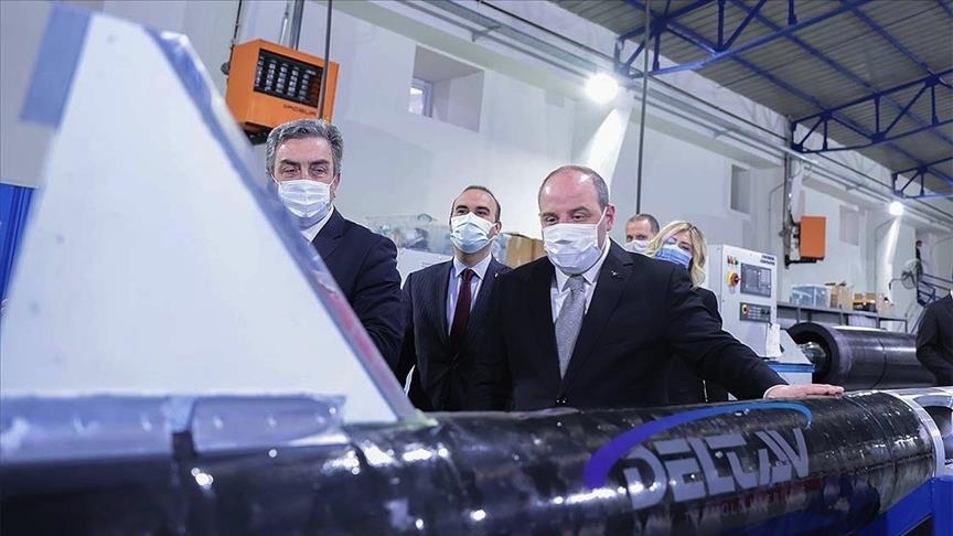 وزير الصناعة التركي يزور منشأة “Delta V” لتكنولوجيا الفضاء
