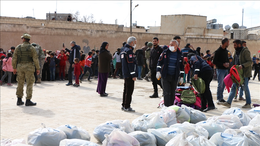 الجيش التركي يوزع مساعدات على ألف طالب في مدينة رأس العين السورية