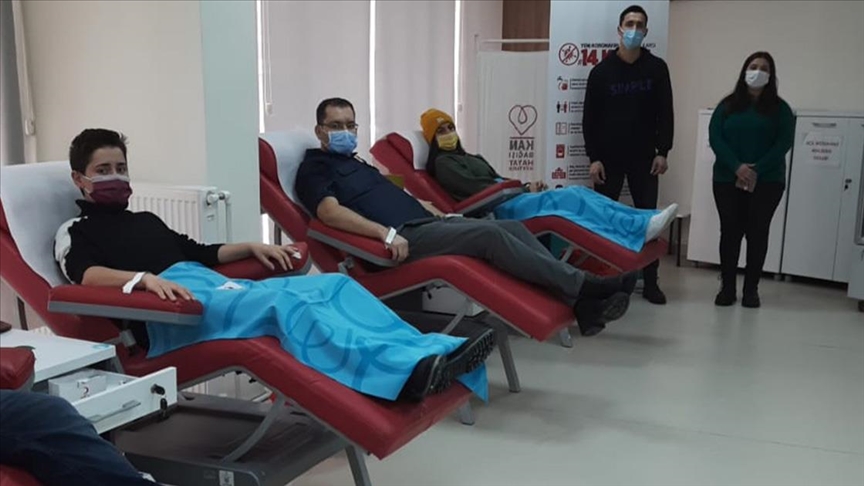 أدرنة التركية.. طلاب أجانب يتبرعون بالدم للهلال الأحمر