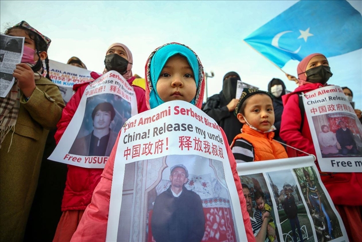 أتراك الأويغور يواصلون احتجاجهم أمام قنصلية الصين بإسطنبول