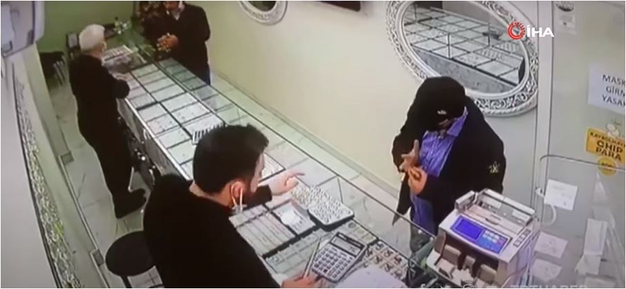 بالفيديو.. لص يسرق خواتم ذهبية من متجر مجوهرات بإسطنبول