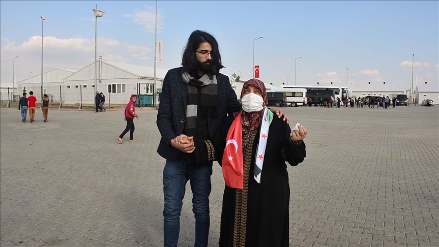 بعد فراق 8 سنوات.. سوري يلتقي أسرته في تركيا
