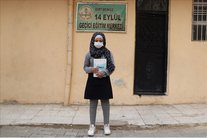 الذهاب للمدرسة على قدمين.. حلم طفلة سورية يتحقق في تركيا