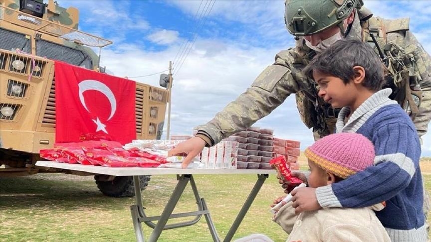 الجيش التركي يوزع مساعدات إنسانية شمالي سوريا
