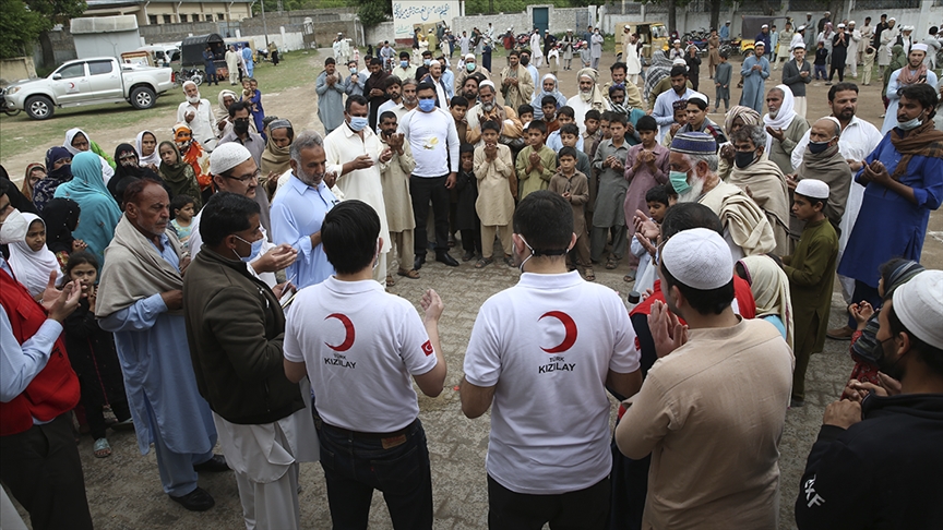 الهلال الأحمر التركي يقدم مساعدات غذائية لـ500 أسرة بباكستان