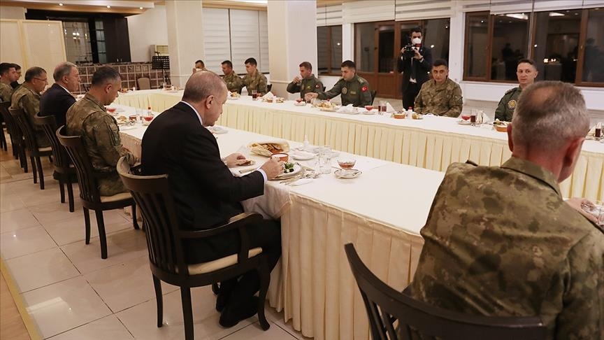 أردوغان على مائدة الإفطار مع جنود الجيش التركي