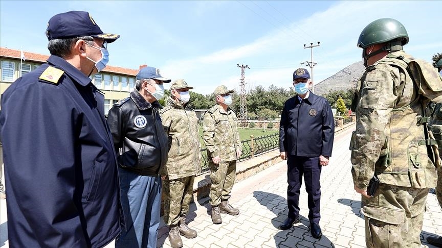 وزير الدفاع التركي يزور قوات “الكوماندوز” ببحر إيجة