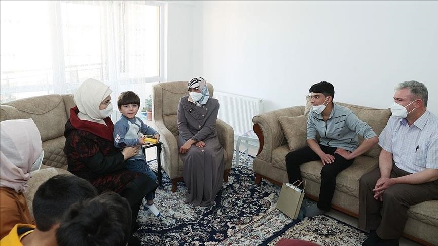 أمينة أردوغان تزور عائلة سورية في أنقرة