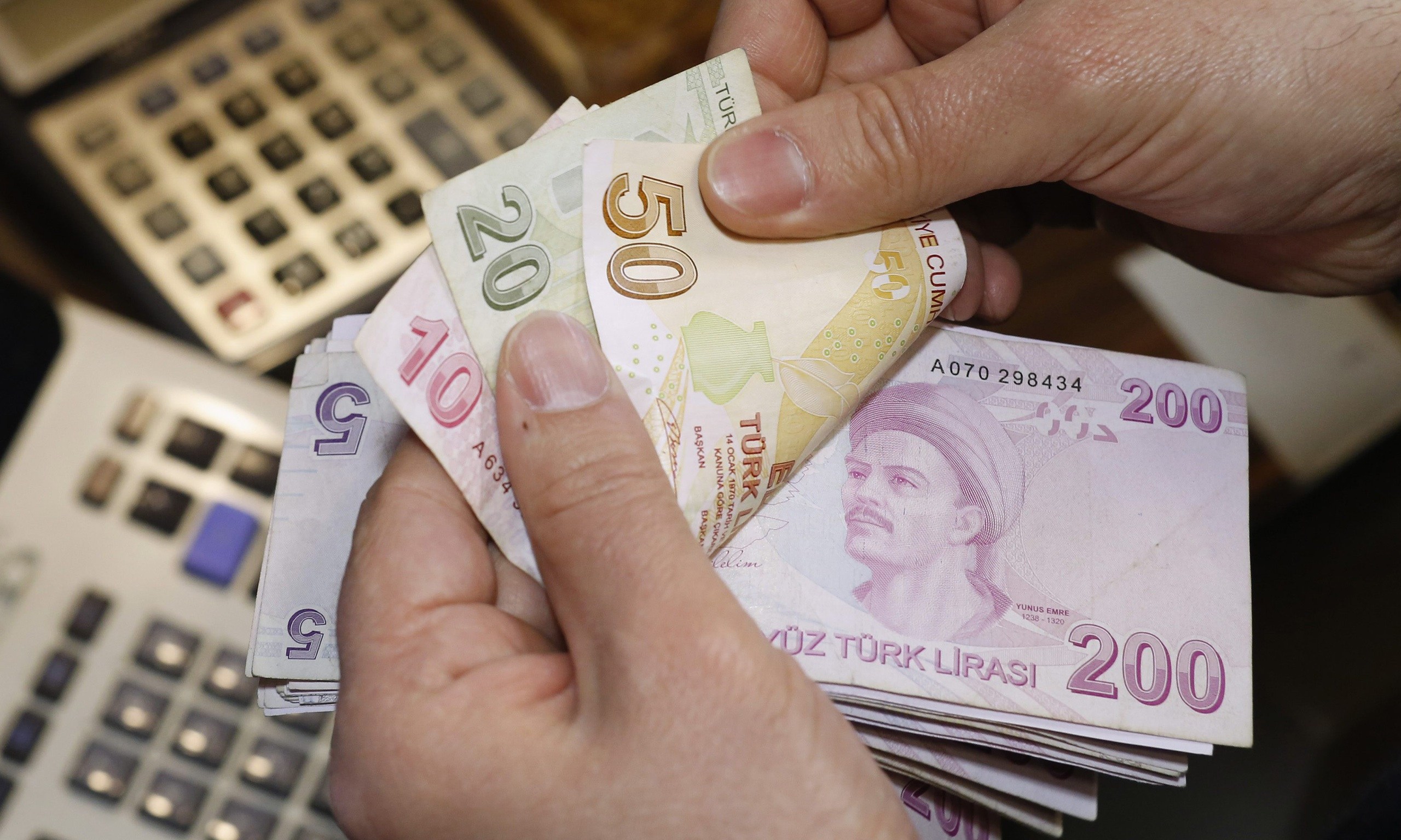 تحسن طفيف بسعر الليرة التركية مقابل الدولار في تعاملات الإثنين