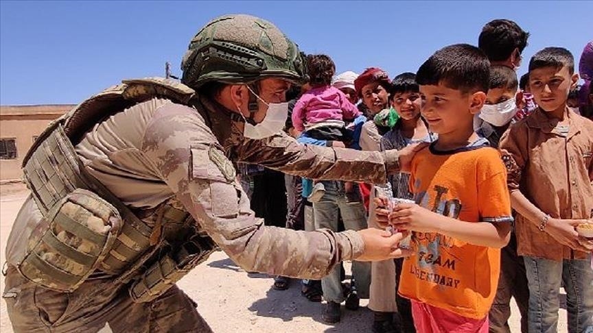 الجيش التركي يواصل تقديم المساعدات الإنسانية شمالي سوريا