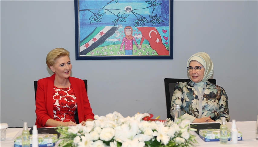 أمينة أردوغان ونظيرتها البولندية تزوران مشروعا لأطفال سوريين