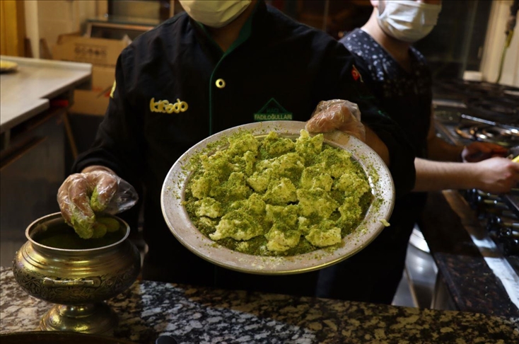 “طين الجنة”.. حلوى تزين موائد رمضان في كيليس التركية