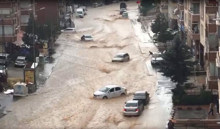 (بالصور) العاصمة أنقرة تشهد فيضانات عارمة