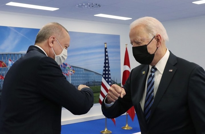 صورة أظهرت أردوغان كأنه يقبّل يد بايدن.. ما حقيقتها؟ (شاهد)