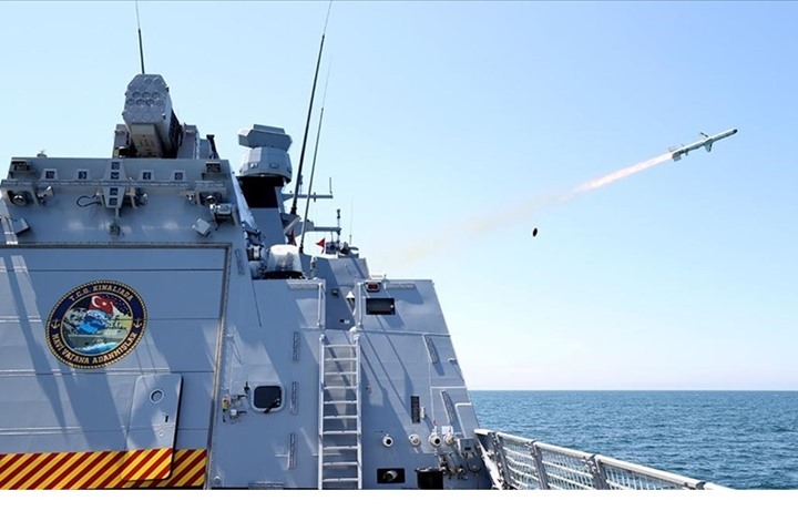 “أطمجه” صاروخ تركي مضاد للسفن يجتاز الاختبارات (شاهد)