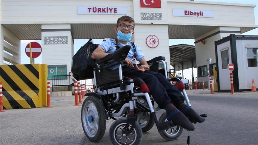 مجموعة طبية تركية تتكفل بعلاج سوري مصاب بشظيه في عموده الفقري