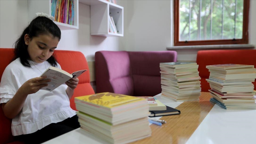 للتغلب على آثار كورونا… طفلة تركية تقرأ 175 كتابًا في عام