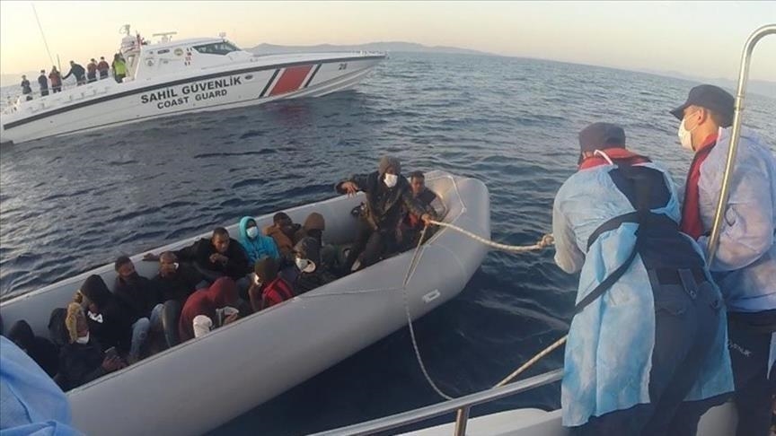 الأناضول: إنقاذ 29 طالب لجوء دفعتهم اليونان إلى المياه الإقليمية التركية