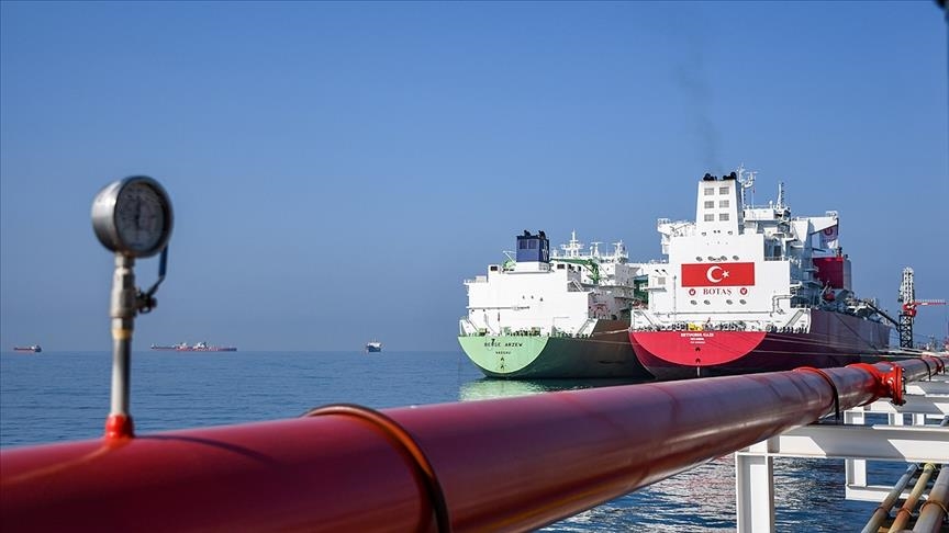تركيا.. أول سفينة لتغويز الغاز الطبيعي المسال تبدأ مهامها (صور)
