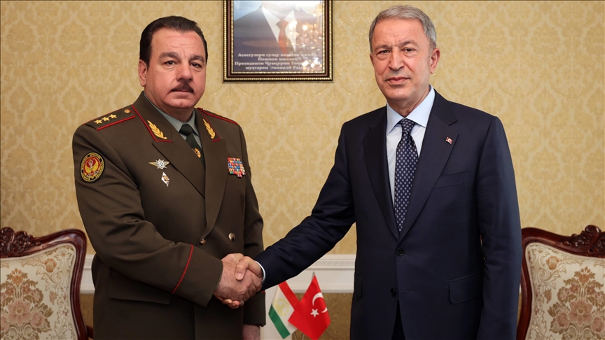 وزير الدفاع التركي يبحث مع نظيره الطاجيكي التعاون الدفاعي