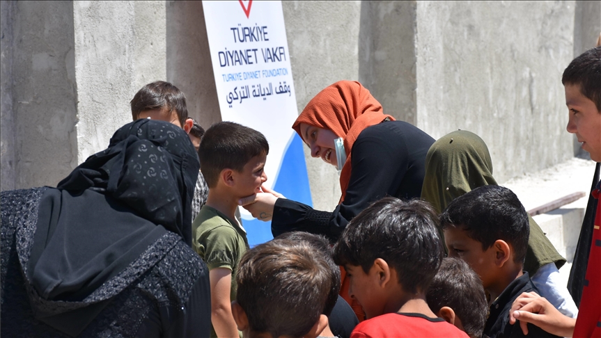 جامعيون أتراك يرسمون البسمة على وجوه أطفال المخيمات السورية
